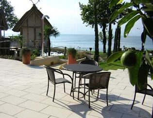 Meersburg Therme mit seinen Pfahlbausaunen bildlinkespalte