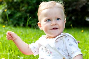 Baby auf der Wiese Babyurlaub am Bodensee