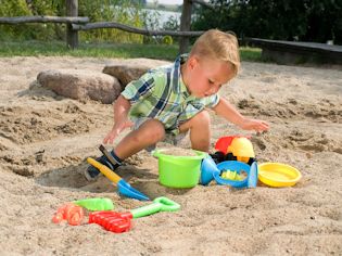 die ersten Sandelversuche Urlaub mit Baby