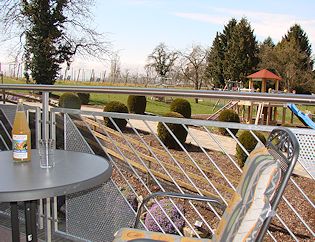 Blick Richtung Weinberg & Spielplatz Bodenseeurlaub Familie