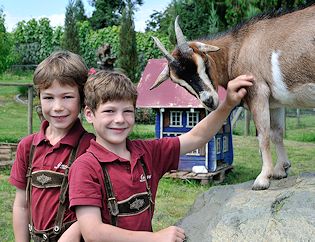 Kinder mit Ziege Susi Ferienhof am Bodensee
