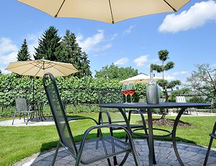 schöne Sitzplätze inmitten der Weinreben Urlaub am Bodensee