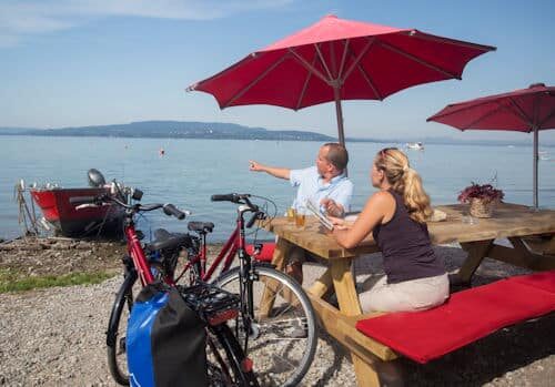 Radfahren auf dem Bodensee-Radweg_500-349 Radfahren auf dem Bodensee-Radweg_eine Planungspause am Wasser Bildnachweis: ©Bodensee-Tourismus Service GmbH / ARGE Bodensee-Radweg / www.bodensee-radweg.de